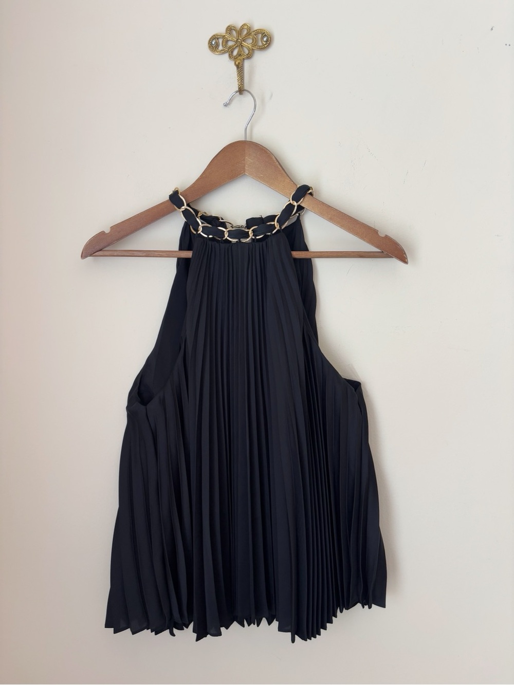 Alice + Olivia Black Pleated High-Neck Chain Alycia Top Medium